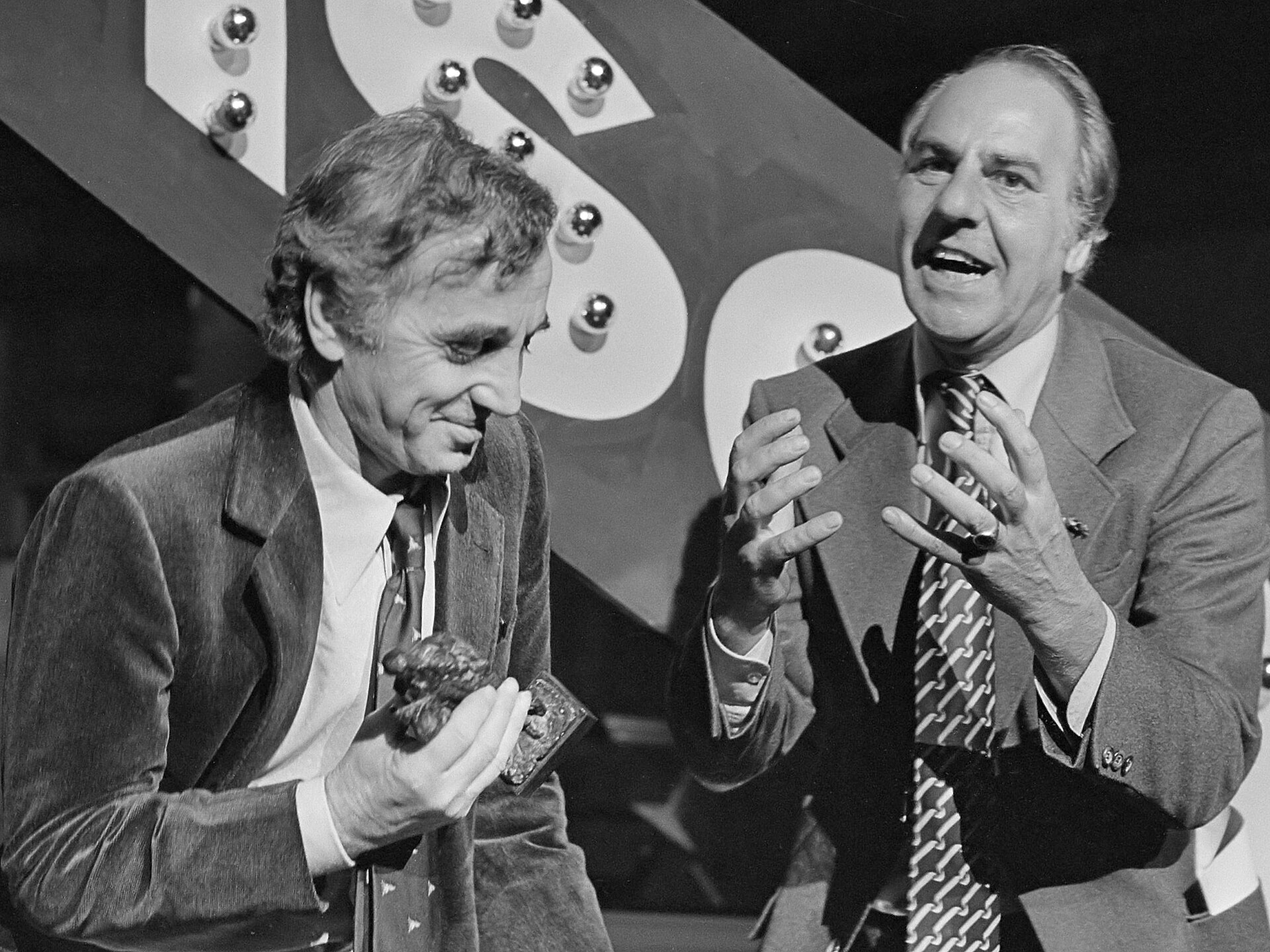 Aznavour with the television presenter Willem Duys at an Edison gala, 1980
