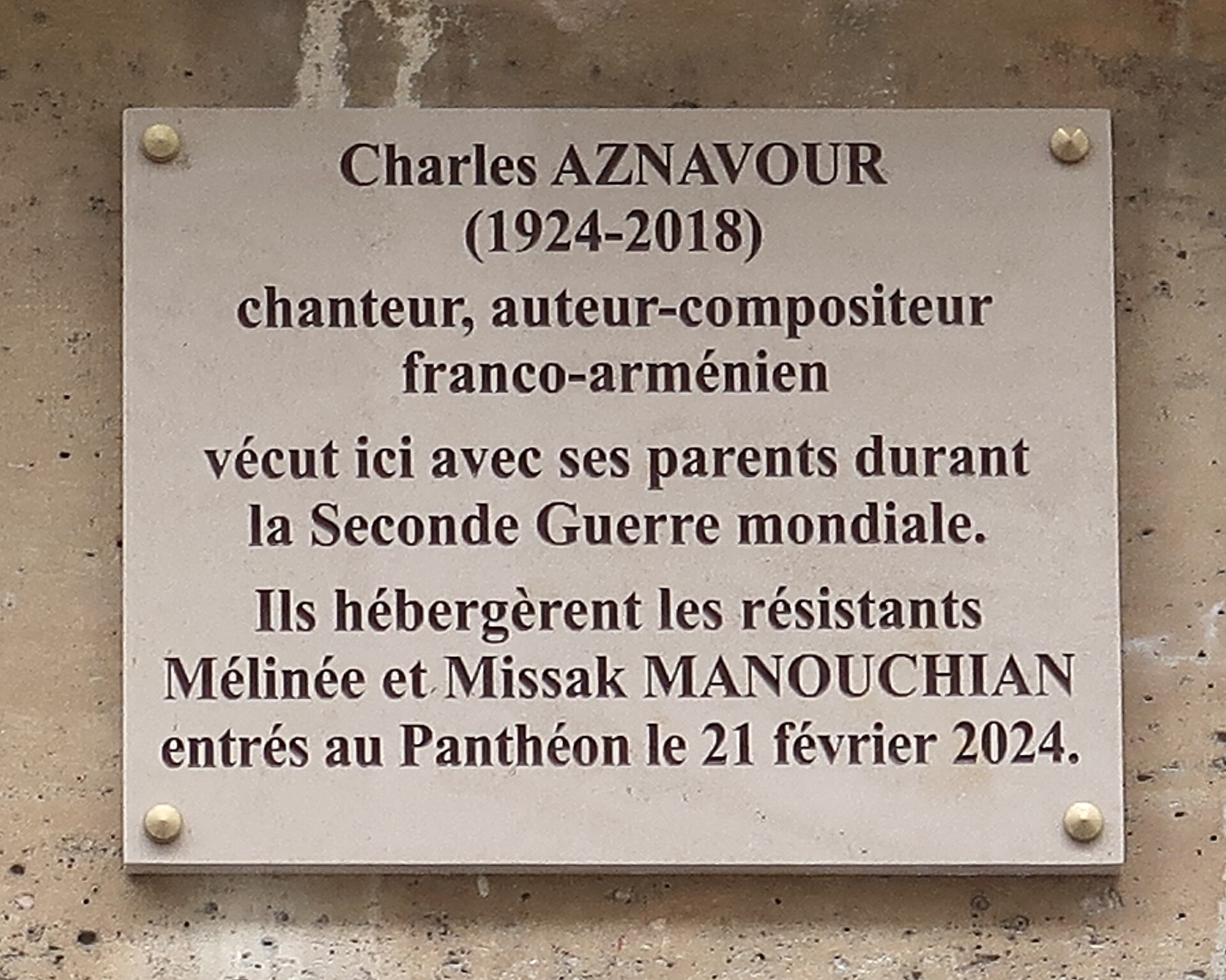 Plaque at 22 rue de Navarin, Paris, recording that the Aznavour family sheltered Mélinée and Missak Manouchian