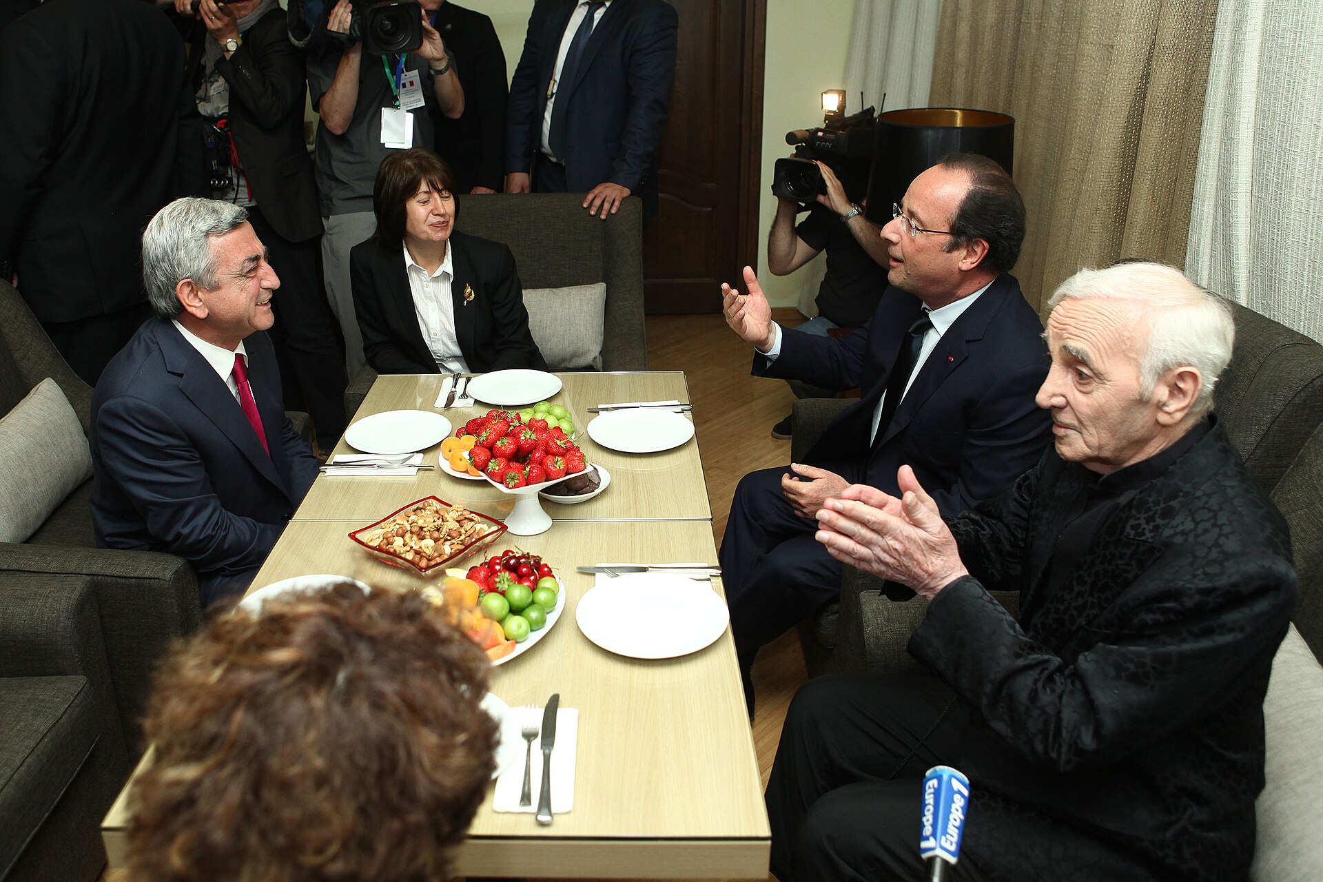 Aznavour, President Hollande and President Sargsyan at a dinner in Yerevan, 2014